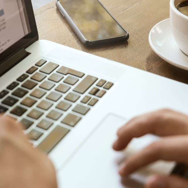 Persona usando laptop